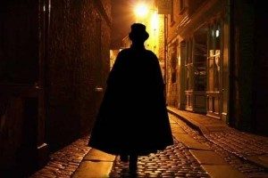 Άντρας σε σκοτεινό δρομάκι escape rooms Θεσσαλονίκη