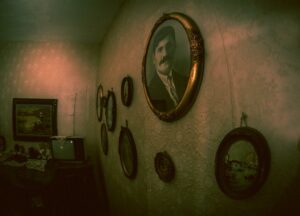 Παλιές κορνίζες στο The Ritual Nightmare Edition