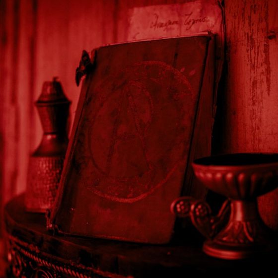 Βιβλίο σε κόκκινο τρομακτικό φωτισμό στο The Ritual Nightmare Edition