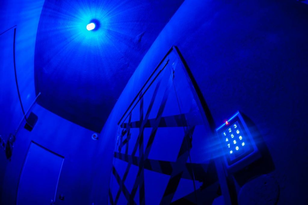 Δωμάτιο με μπλε φωτισμό στο Perfect Crime Escape Room Θεσσαλονίκη