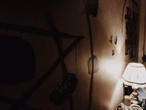 Σκοτεινό δωμάτιο στο escape room Θεσσαλονίκη