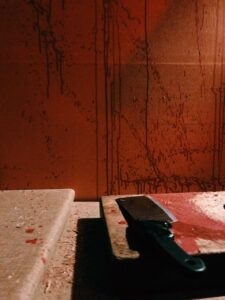 Μπαλτάς και τοίχος γεμάτος αίματα στο The ritual nightmare edition escape room Θεσσαλονίκη