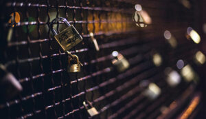 Κρεμασμένα λουκέτα σε Escape Rooms Θεσσαλονίκη