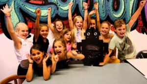 παιδιά σε παρτυ γενεθλίων σε escape room