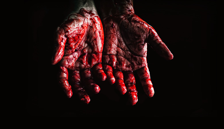 χέρια με αίμα στα τρομακτικά παιχνίδια