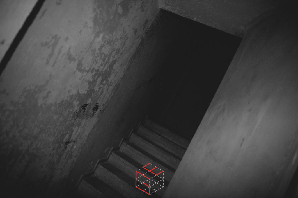 σκοτεινές σκάλες στα τρομακτικά παιχνίδια