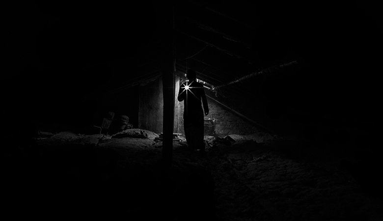 άντρας με φακό