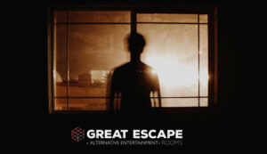 Άντρας μπροστά από παράθυρο σε δωμάτια απόδρασης Θεσσαλονίκη