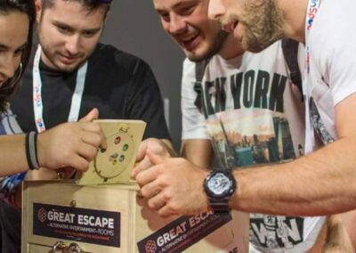 Παρέα λύνει παιχνίδι με γρίφους