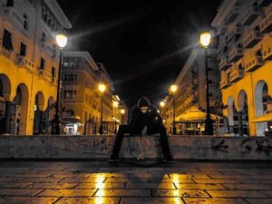 Άντρας με μάσκα σε πλατεία της Θεσσαλονίκης