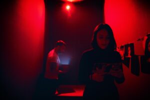Ζευγάρι στο κόκκινο δωμάτιο Perfect Crime Escape Room Θεσσαλονίκη